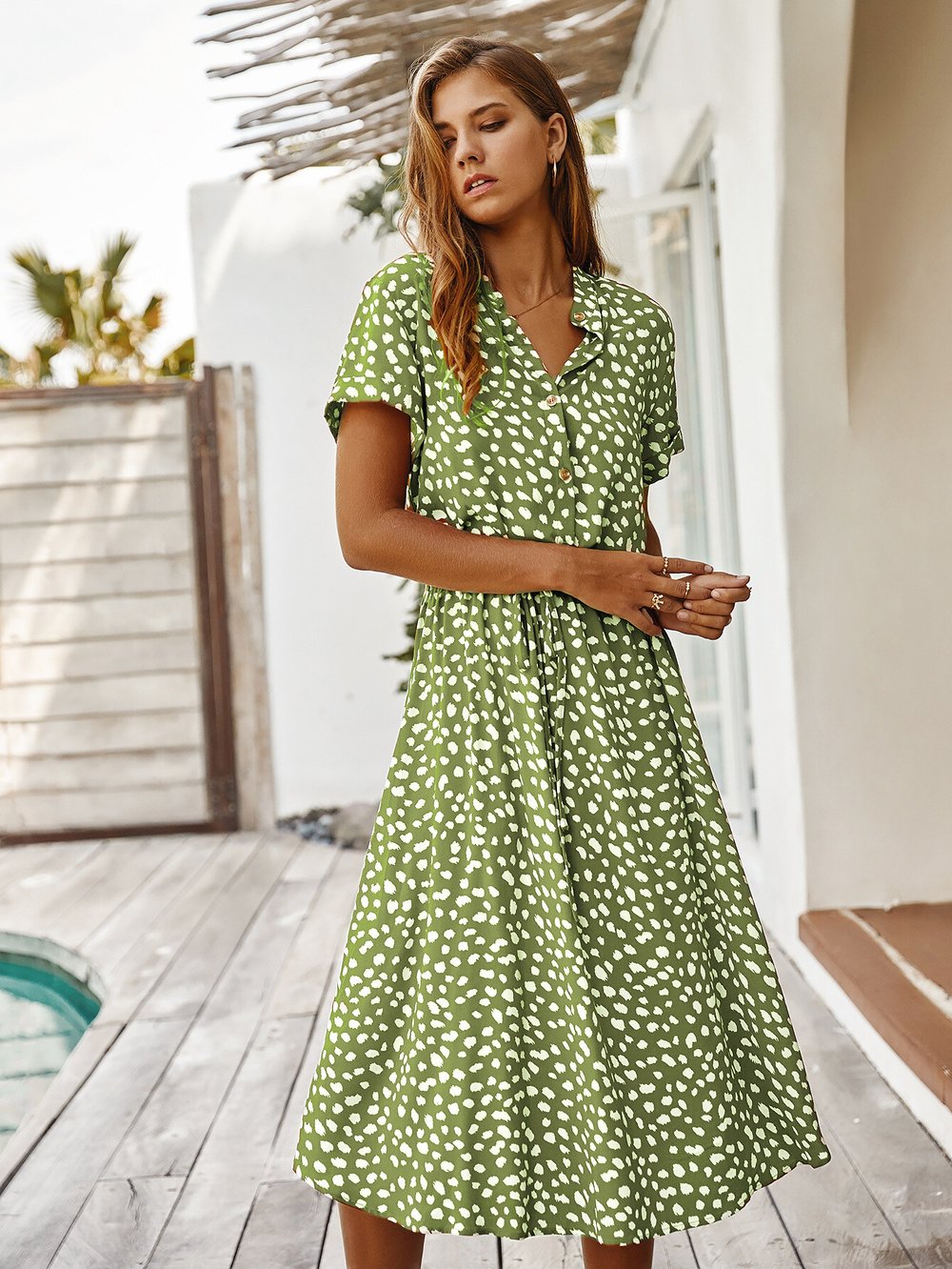 Kleid mit kurzen Ärmeln und Punkten